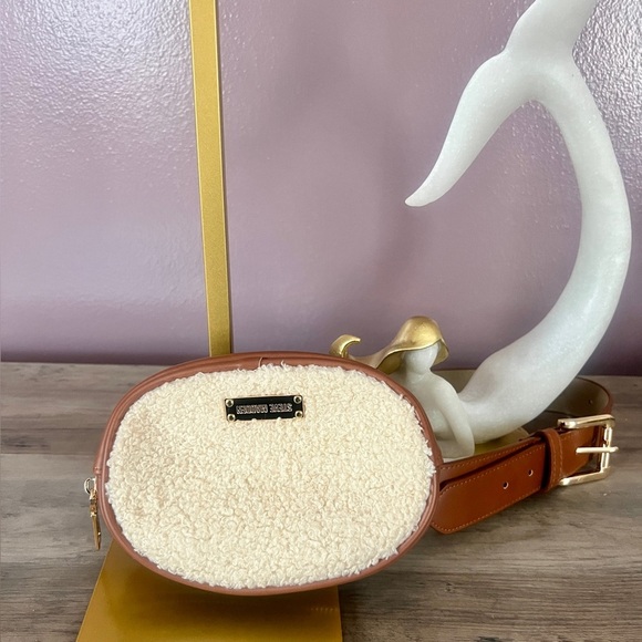Steve Madden Oval Belt Bag - Picture 5 of 8